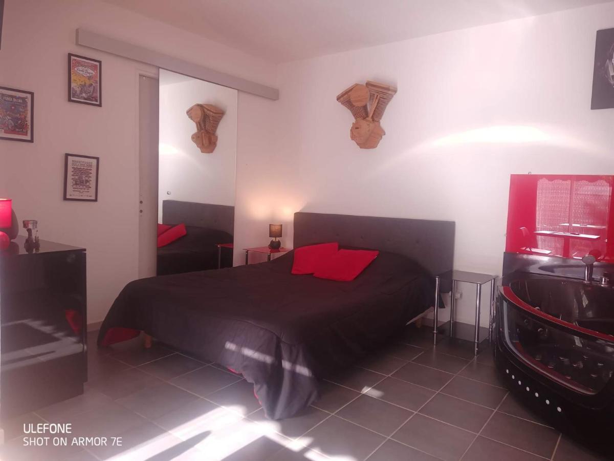"Le Maloya" Chalets Independants -Chambre Balneo - Relais Motards Lacaune Luaran gambar